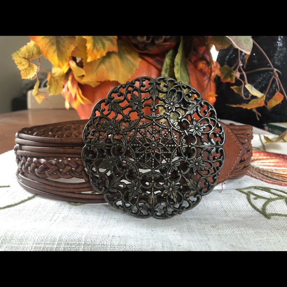 ✨🤩EUC Bronze buckle leather weave belt🤩✨